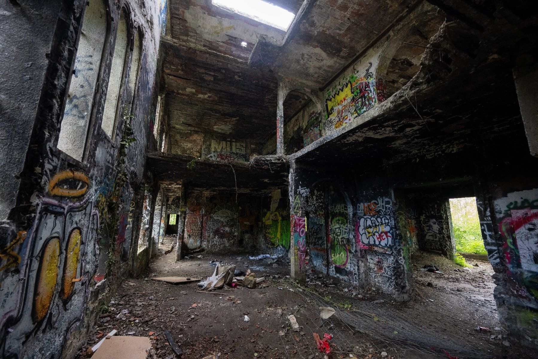 Les ruines de la "Villa Sapène" recouvertes de graffitis, réquisitionnée par les nazis et transformée en maison close pendant la Seconde Guerre mondiale, le 24 avril 2024 au Mesnil-le-Roi, dans les Yvelines