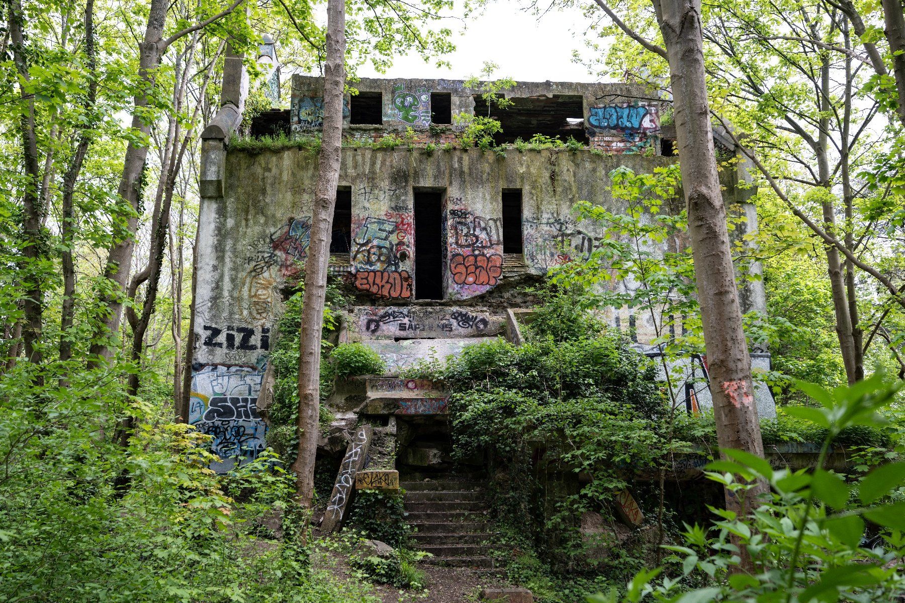 Les ruines de la "Villa Sapène" recouvertes de graffitis, réquisitionnée par les nazis et transformée en maison close pendant la Seconde Guerre mondiale, le 24 avril 2024 au Mesnil-le-Roi, dans les Yvelines